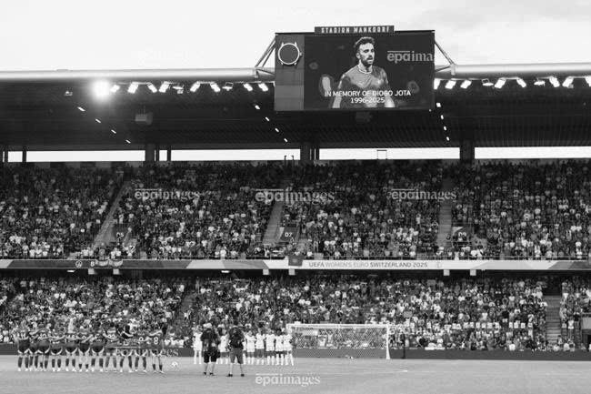 Trận đấu ở vòng chung kết nữ Euro 2025 tưởng niệm anh em Jota. Ảnh: EPA. Ngôi sao Diogo Jota