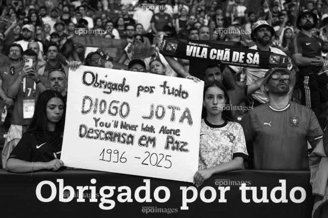 Thế giới thể thao đau buồn về sự ra đi đột ngột của anh em Jota. Ảnh: EPA. ronaldo-va-the-gioi-the-thao-nghen-ngao-tien-biet-ngoi-sao-diogo-jota (5).jpg