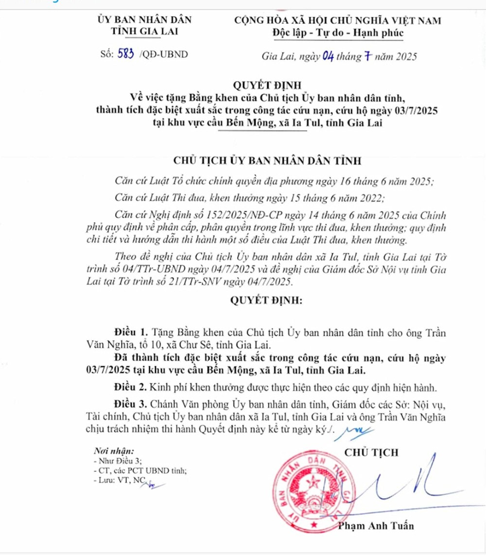 Chủ tịch UBND tỉnh Gia Lai quyết định tặng bằng khen cho anh Trần Văn Nghĩa. chu-tich-ubnd-tinh-gia-lai-tang-bang-khen-dung-may-bay-cuu-ho-94-67.jpg.jpg