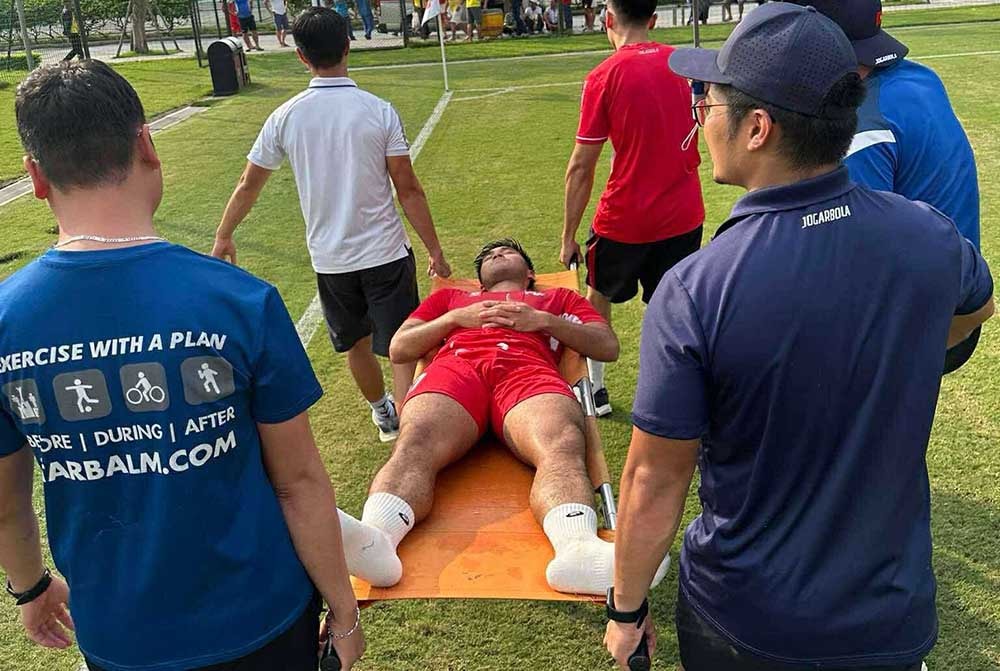 Cầu thủ U21 PVF bất tỉnh sau pha va chạm mạnh