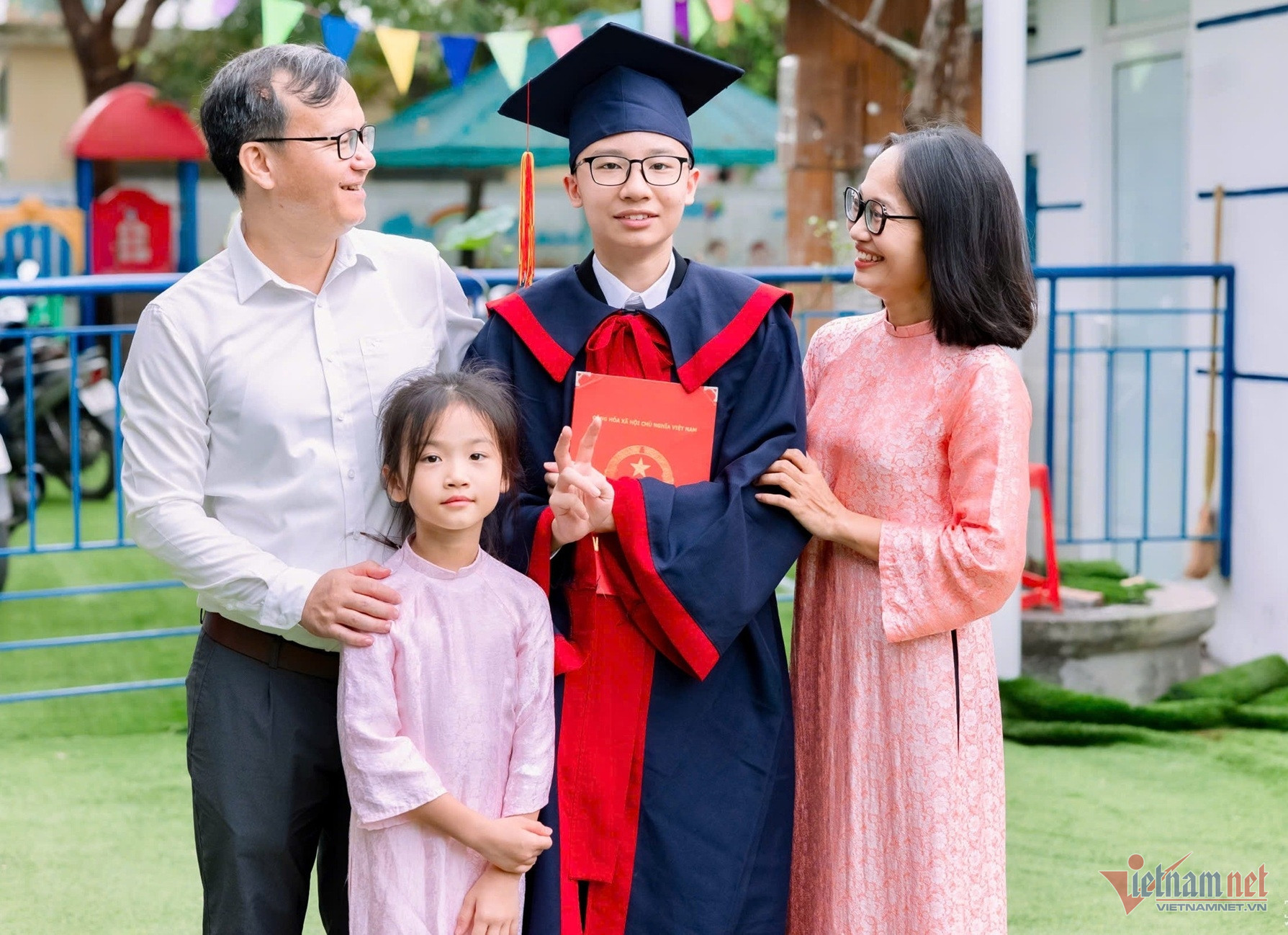 Nguyễn Đức Khải cùng gia đình. (Ảnh: NVCC)