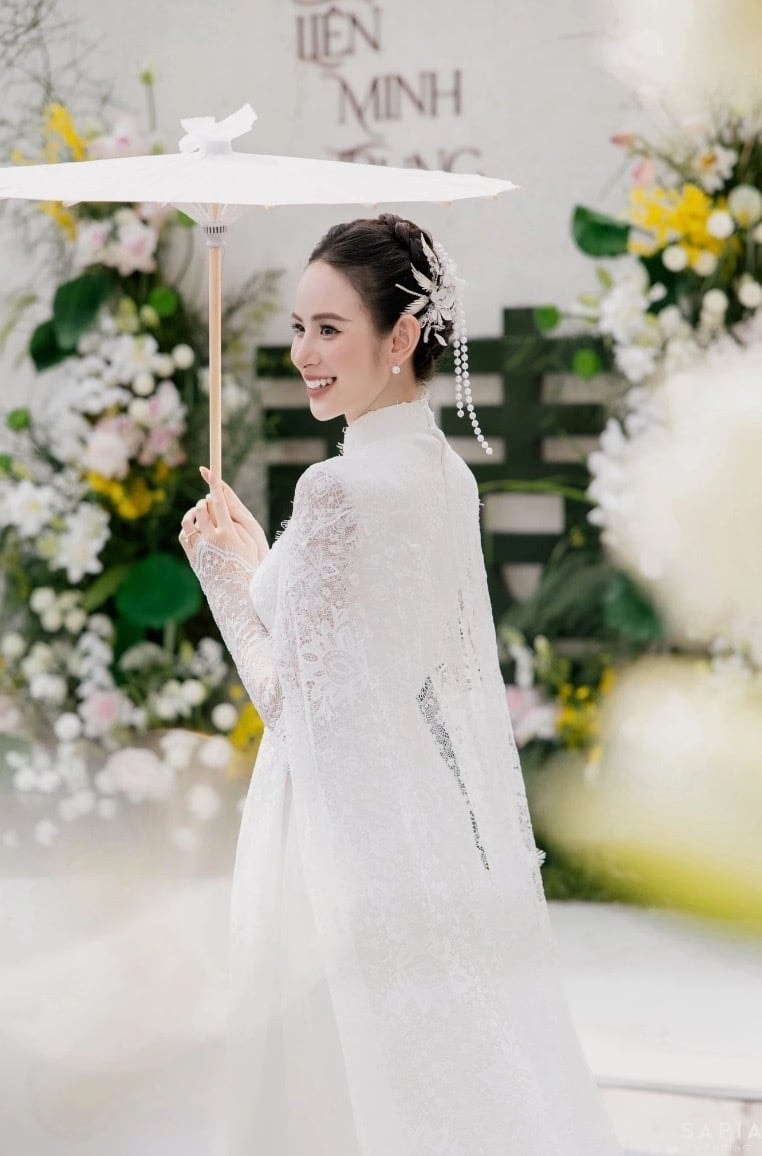 Những ngày qua, thông tin về lễ ăn hỏi của người mẫu Hương Liên cùng chồng thiếu gia gây chú ý trên mạng xã hội. Chồng sắp cưới tên Lê Minh Trung - thiếu gia tập đoàn nổi tiếng.