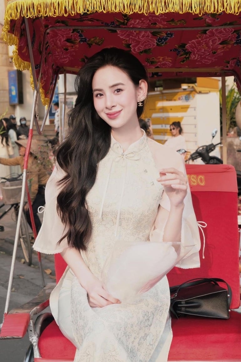 Hương Liên sinh năm 2002, là một người mẫu, Tiktoker có tiếng. Mỹ nhân gây ấn tượng với đường nét thanh tú, nhẹ nhàng tựa 
