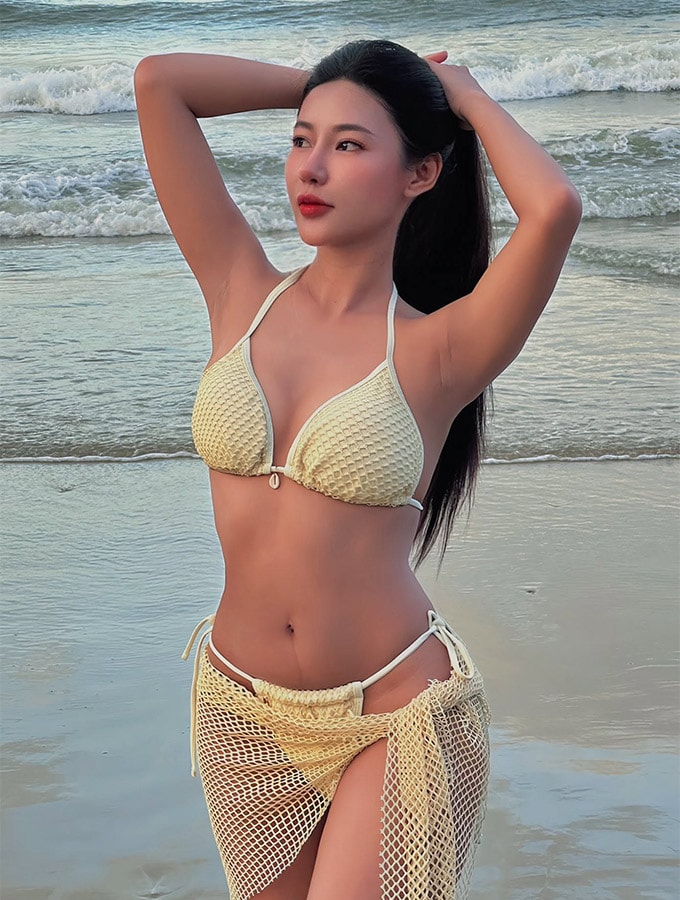 Nàng WAG Tường Linh - vợ thủ môn Đình Triệu khoe body nóng bỏng với bikini