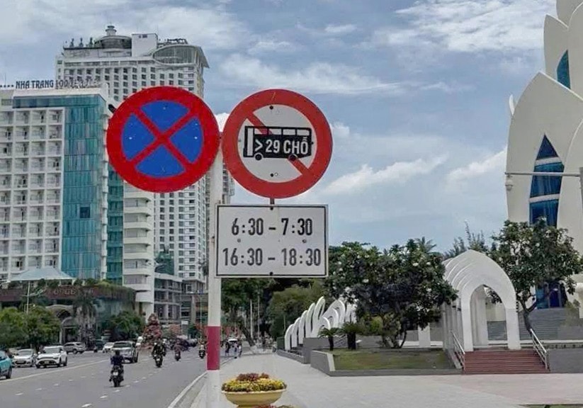 Biển báo giao thông tại quảng trường 2-4, phường Nha Trang, tỉnh Khánh Hòa. Ảnh: AB 515445329_1293121739044038_1941734948035411326_n.jpg
