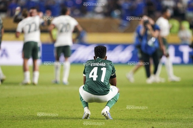 Estevao ngậm ngùi nhìn Chelsea thẳng tiến vào bán kết. Ảnh: EPA. xac-dinh-2-doi-dau-tien-vao-ban-ket-club-world-cup (2).jpg