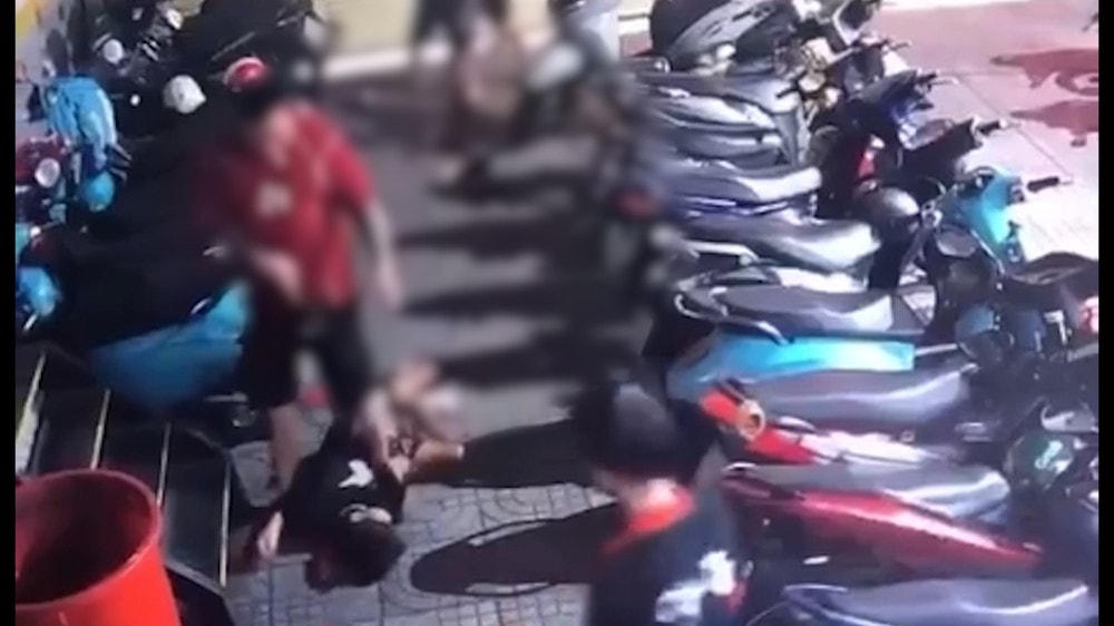 Một trong hai thiếu niên bị đánh gục, nằm xuống đất nhưng người đánh vẫn không buông tha. Ảnh cắt từ clip vu-danh-dap-2-thieu-nien-o-quan-game-nan-nhan-vang-mat-chu-quan-dang-di-da-lat-2.jpg