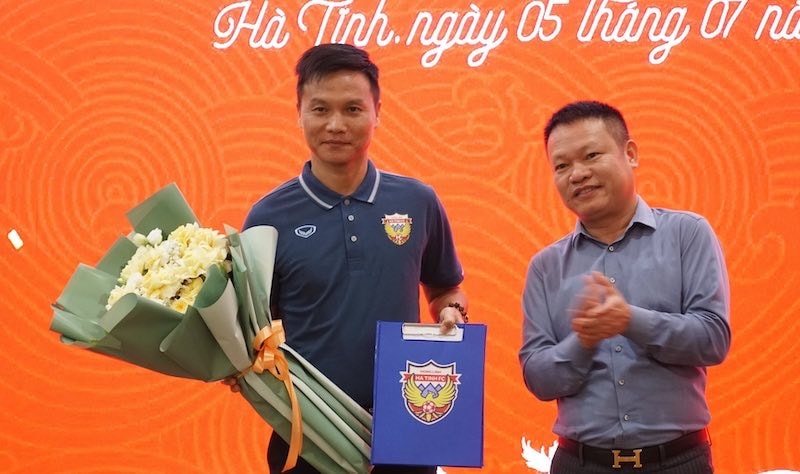 Huấn luyện viên Nguyễn Công Mạnh dẫn dắt đội Hồng Lĩnh Hà Tĩnh