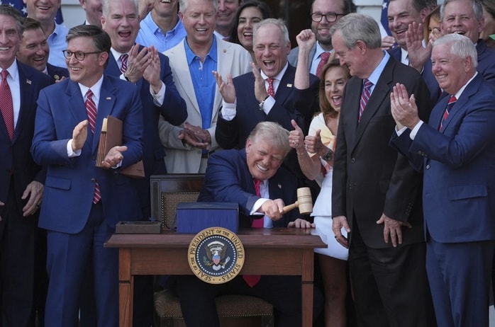 Tổng thống Doanld Trump ký ban hành luật thuế và chi tiêu Tổng thống Doanld Trump ký ban hành luật thuế và chi tiêu