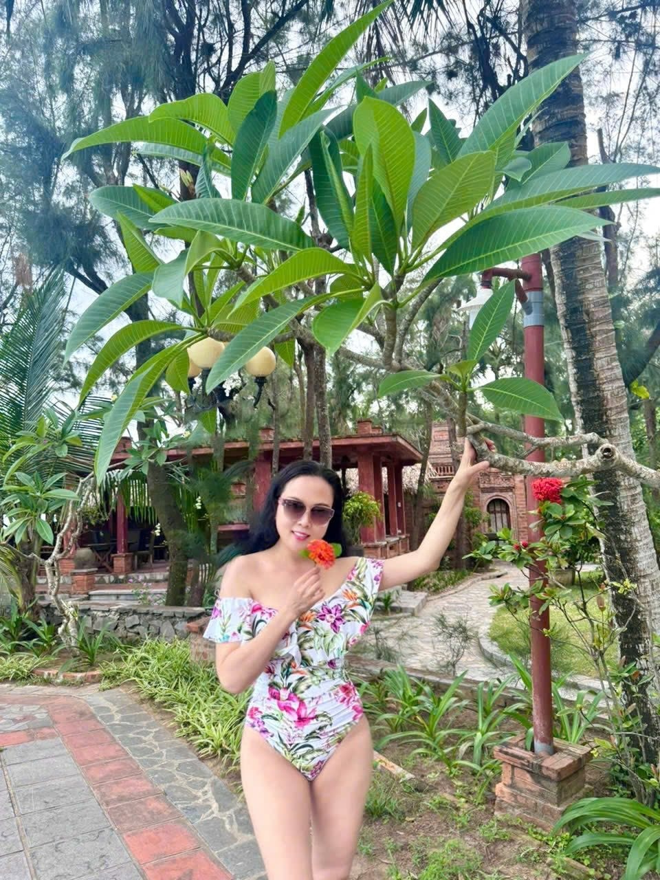 Phượng Chanel flex vóc dáng U50 với đồ tắm khiến Lệ Quyên cũng phải thốt lên 1 câu