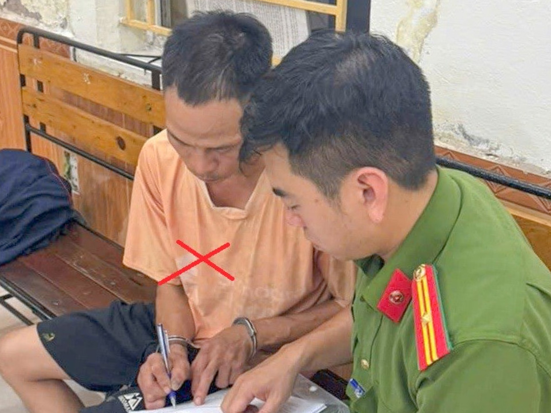 Tạm giữ hình sự ông bố buộc xích, kéo lê con trai trên phố ở Hải Phòng Tạm giữ hình sự ông bố buộc xích, kéo lê con trai trên phố ở Hải Phòng