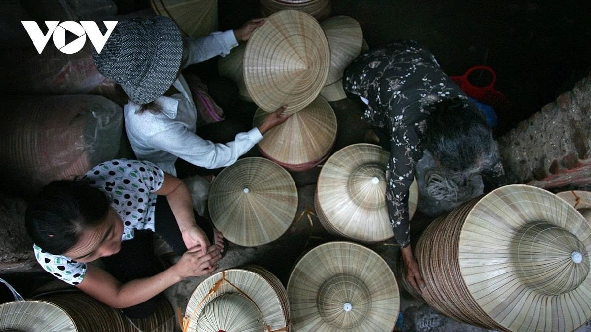 A glimpse into the unique conical hat market of Chuong village