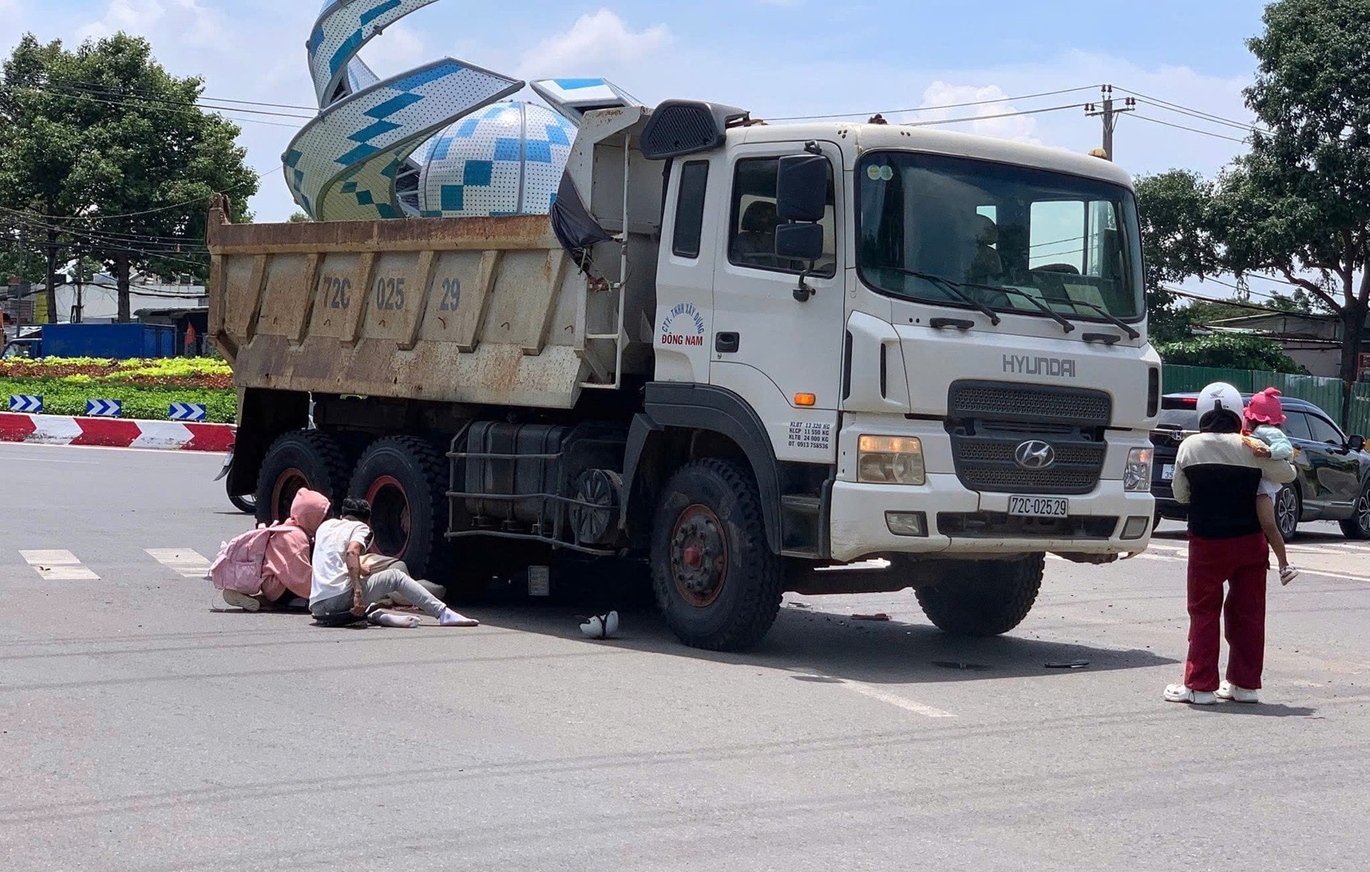 Cô gái tử vong dưới bánh xe tải, nam thanh niên gục khóc tại hiện trường Cô gái tử vong dưới bánh xe tải, nam thanh niên gục khóc tại hiện trường