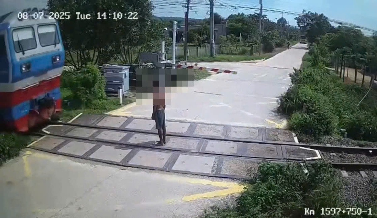 Ra giữa đường ray khi gác chắn đã hạ, người đàn ông bị tàu tông tử vong tại chỗ Ra giữa đường ray khi gác chắn đã hạ, người đàn ông bị tàu tông tử vong tại chỗ