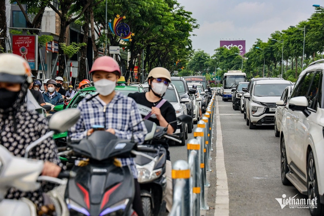 Phó chủ tịch Hà Nội công bố loạt hành động hỗ trợ người dân khi cấm xe máy xăng Phó chủ tịch Hà Nội công bố loạt hành động hỗ trợ người dân khi cấm xe máy xăng