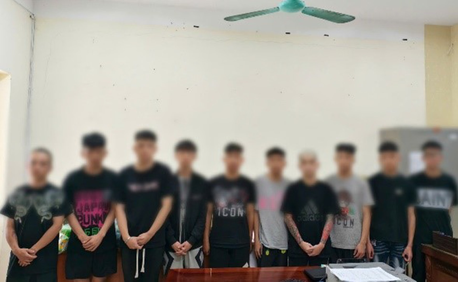Hà Nội: Bắt 10 thanh thiếu niên liên quan vụ hỗn chiến khiến 1 người trọng thương Hà Nội: Bắt 10 thanh thiếu niên liên quan vụ hỗn chiến khiến 1 người trọng thương