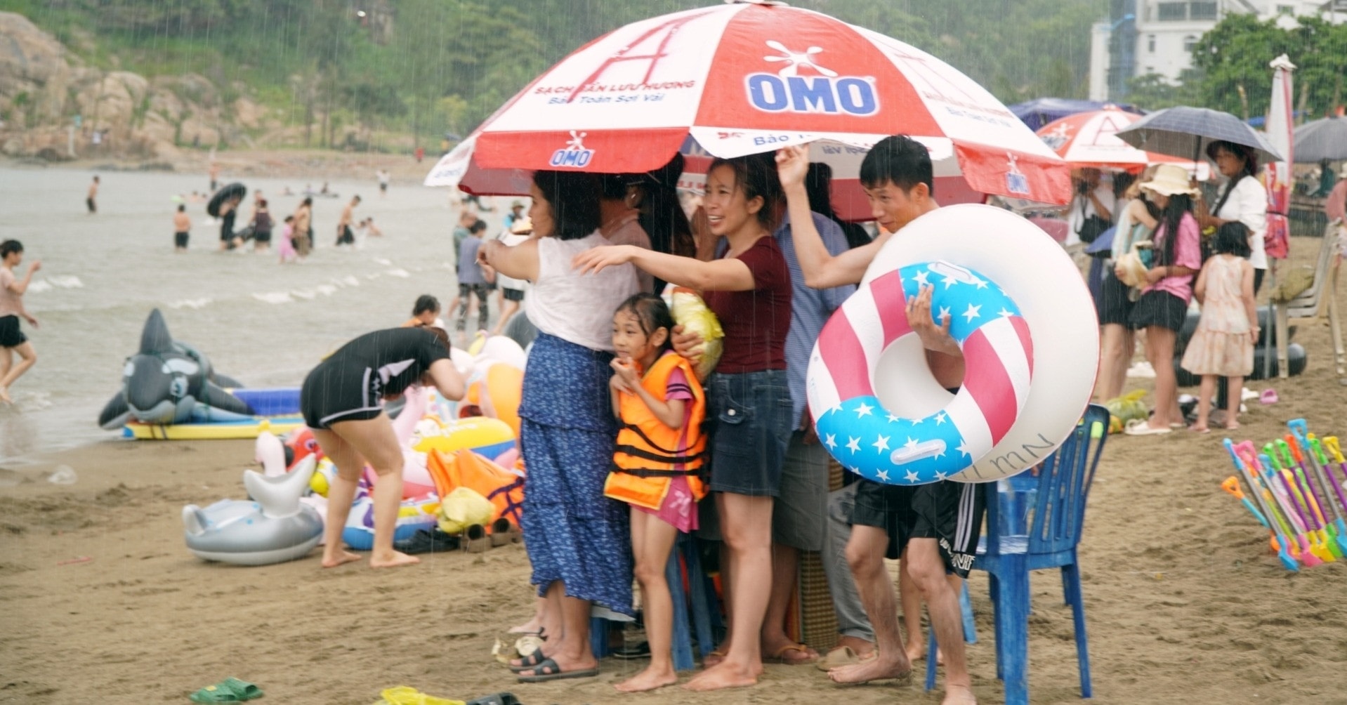 Mưa to, hàng nghìn du khách vẫn vô tư tắm biển Sầm Sơn