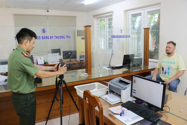 Khánh Hòa Police issue level-2 digital IDs to facilitate procedures for foreign nationals