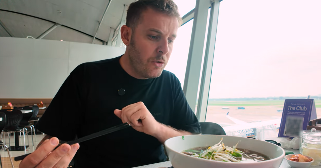 Khách Tây thử món phở giá nửa triệu đồng ở sân bay Tân Sơn Nhất, chấm 8 điểm