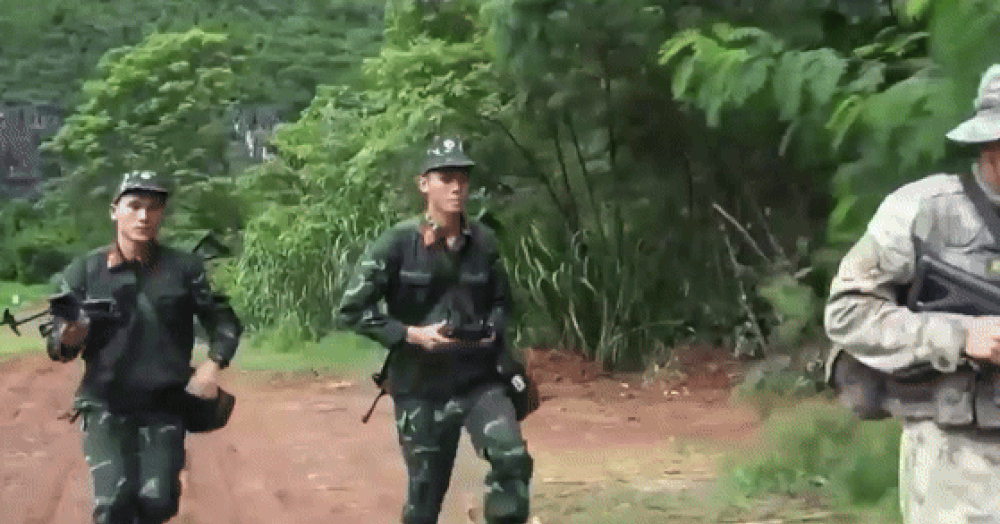 Quân nhân Việt Nam sử dụng UAV, diễn tập xạ kích ở Trung Quốc