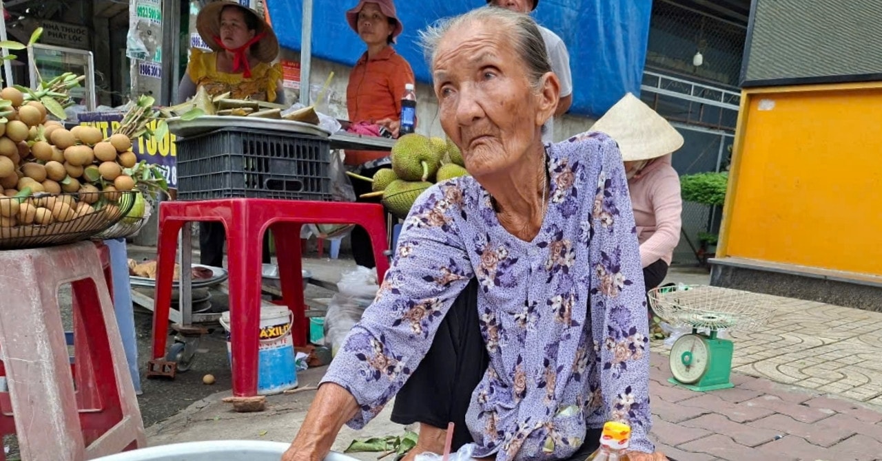 Cụ bà U90 mưu sinh dưới nắng gắt ở TPHCM gây xôn xao, cháu trai tiết lộ sự thật