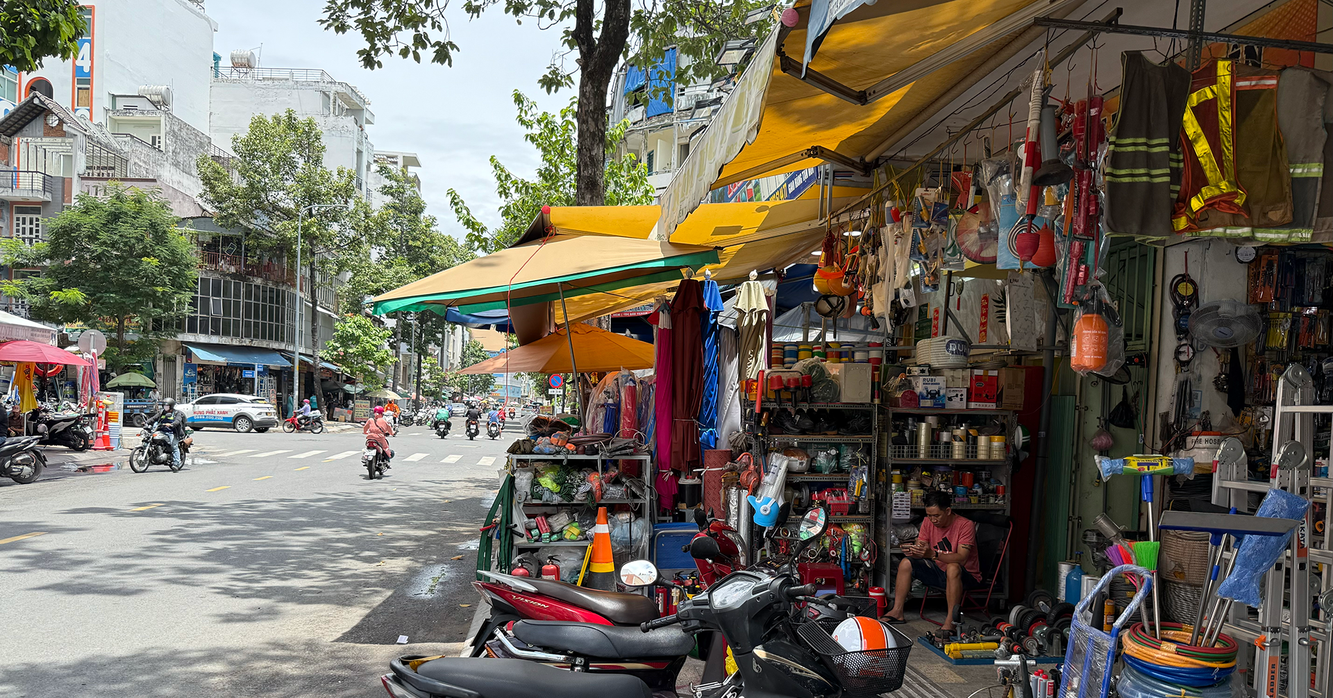 Vỉa hè ở TPHCM tái diễn tình trạng lấn chiếm, người đi bộ phải xin đường