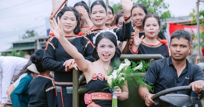 Cô dâu Ê Đê rước rể bằng công nông, rộn ràng cả buôn làng