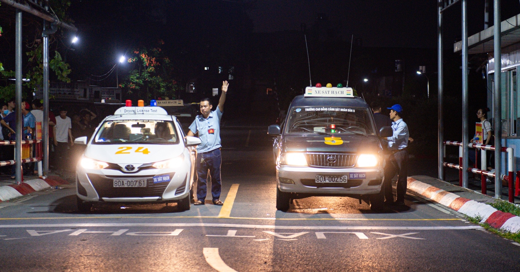Hàng trăm người chờ đợi thi sát hạch bằng lái xe lúc đêm khuya ở TPHCM