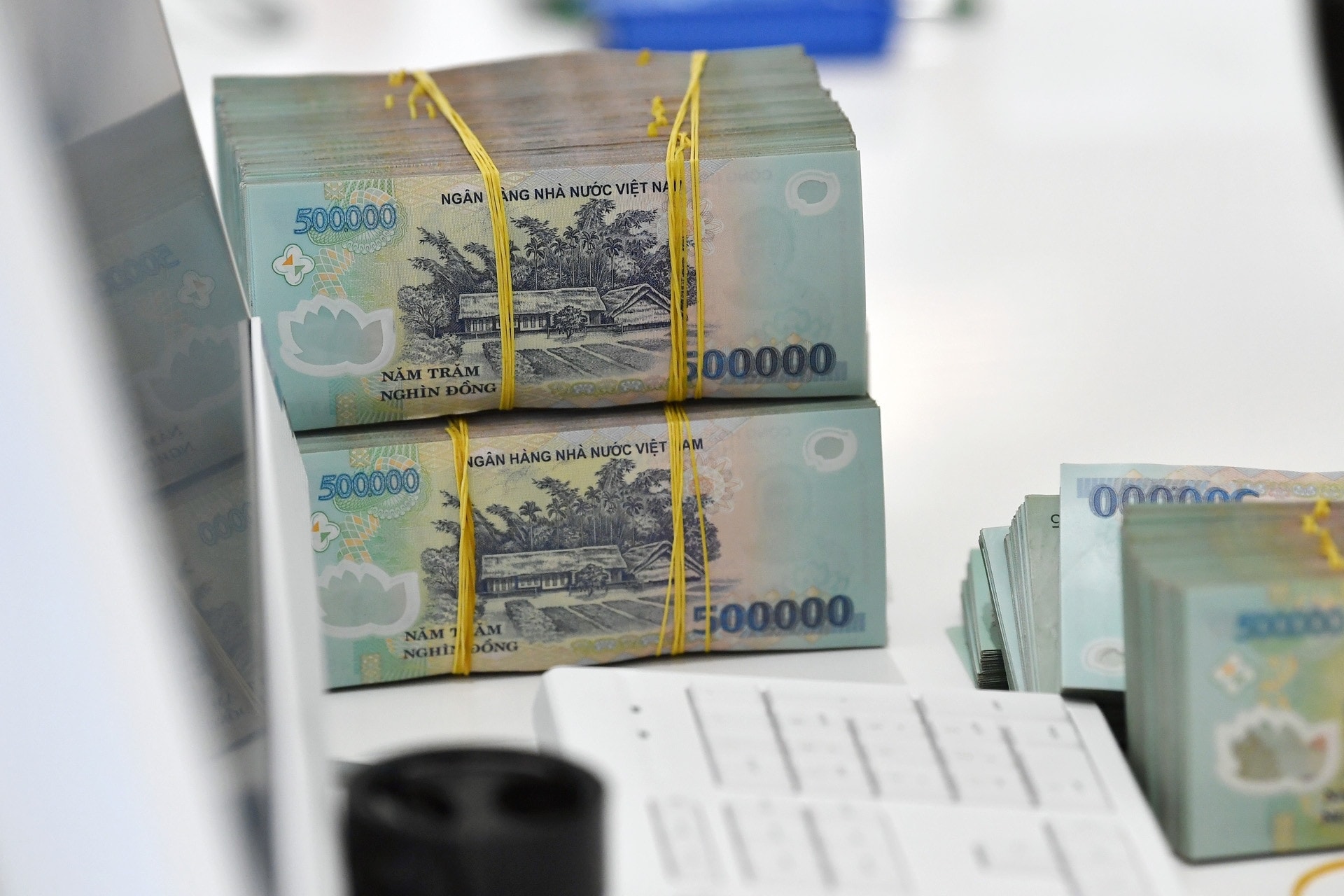 Thanh khoản hơn 2 tỷ USD/phiên: Tiền đâu đẩy thị trường chứng khoán bùng nổ? Thanh khoản hơn 2 tỷ USD/phiên: Tiền đâu đẩy thị trường chứng khoán bùng nổ?