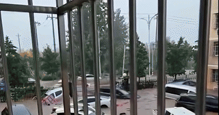 Bắc Kinh: Hàng chục ô tô bị cuốn trôi trong dòng nước lũ, 30 người thiệt mạng