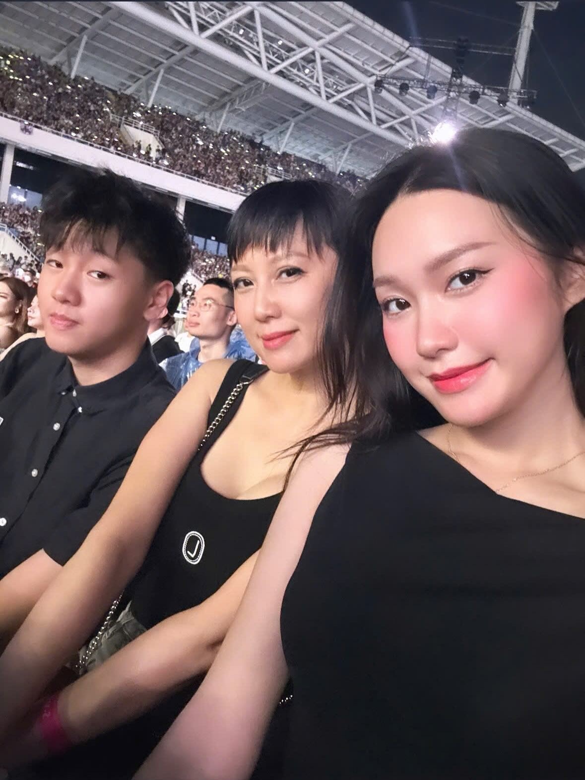 Khoảnh khắc 'đắt giá' của gia đình Đoàn Văn Hậu: Mẹ vợ 'đu trend', mẹ đẻ lặng lẽ ngồi trông cháu- Ảnh 3.