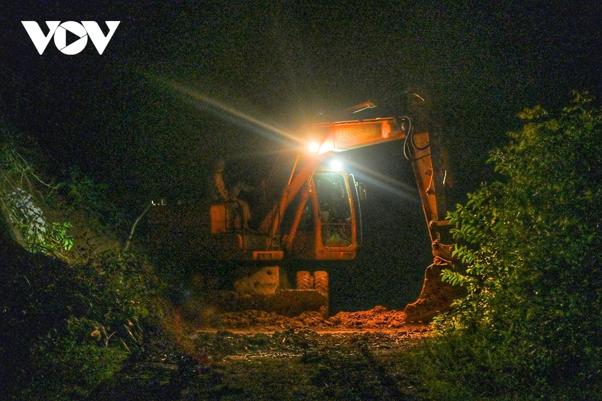 xuyên đêm mở đường để ô tô đưa lực lượng vào ứng cứu người dân vùng lũ Điện biên hình ảnh 2 xuyen dem mo duong de o to dua luc luong vao ung cuu nguoi dan vung lu Dien bien hinh anh 2