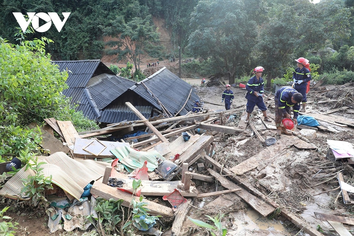 xuyên đêm mở đường để ô tô đưa lực lượng vào ứng cứu người dân vùng lũ Điện biên hình ảnh 4 xuyen dem mo duong de o to dua luc luong vao ung cuu nguoi dan vung lu Dien bien hinh anh 4