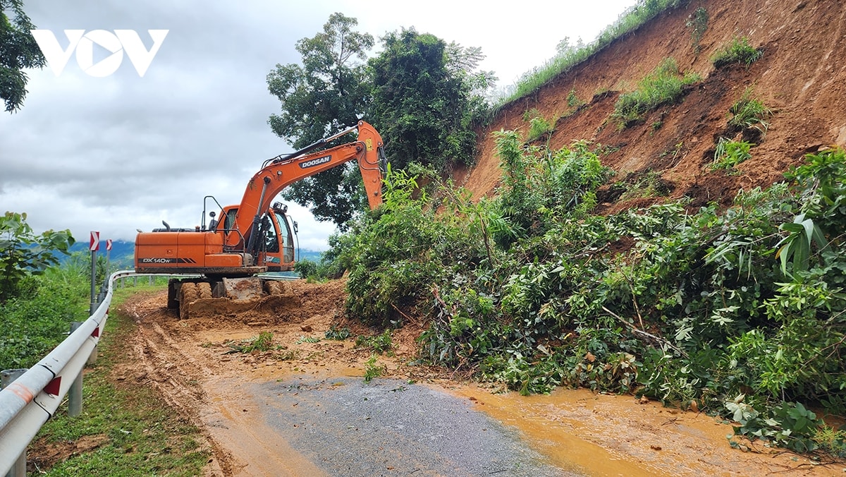 xuyên đêm mở đường để ô tô đưa lực lượng vào ứng cứu người dân vùng lũ Điện biên hình ảnh 5 xuyen dem mo duong de o to dua luc luong vao ung cuu nguoi dan vung lu Dien bien hinh anh 5