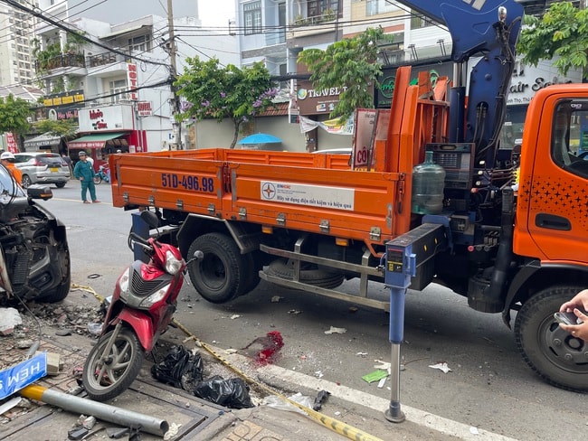 Clip: Tài xế ô tô đột quỵ gây tai nạn nghiêm trọng ở Thủ Đức- Ảnh 3. Clip: Tài xế ô tô đột quỵ gây tai nạn nghiêm trọng ở Thủ Đức- Ảnh 3.