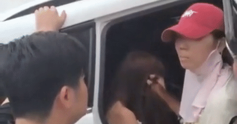 Vợ chở con đi mua đồ phát hiện chồng ngoại tình, đánh ghen ngay giữa phố