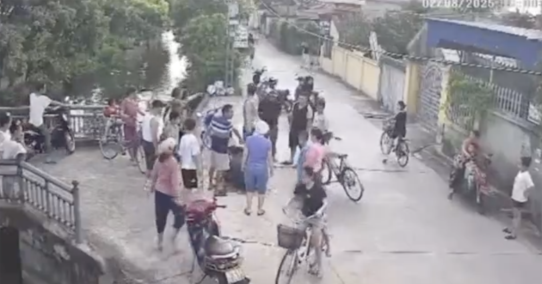 Camera ghi cảnh 2 'người hùng' cứu cháu bé bị đuối nước ở Ninh Bình