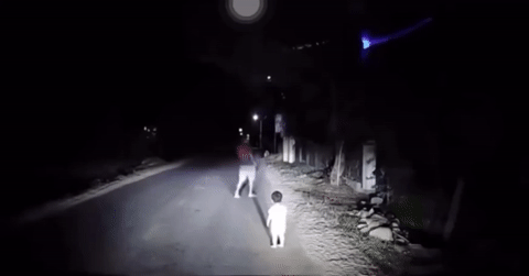 Gặp bé gái 2 tuổi lang thang lúc 1h sáng, tài xế Gia Lai có hành động ấm lòng