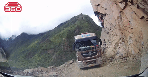 Khoảnh khắc xe bồn bị lở đá tách đôi, thùng xe rơi xuống vực sâu