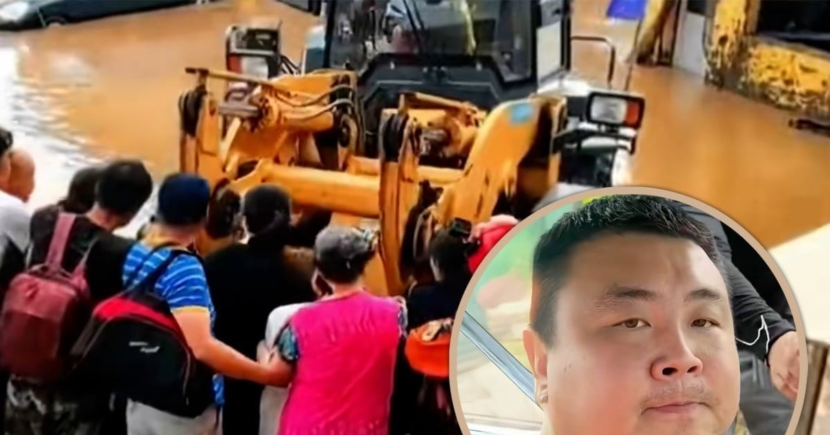 'Người hùng xe ủi' cứu hơn 100 người khỏi lũ dữ ở Bắc Kinh