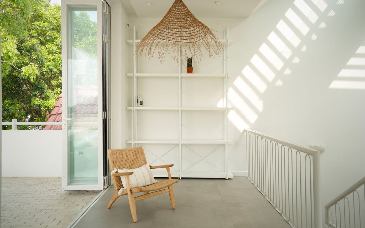 Góc nhỏ được thiết kế để ngồi đọc sách, nghỉ ngơi. kavya-house-tinh-gian-an-nhien-giua-long-do-thi-pau-architects-19.jpg