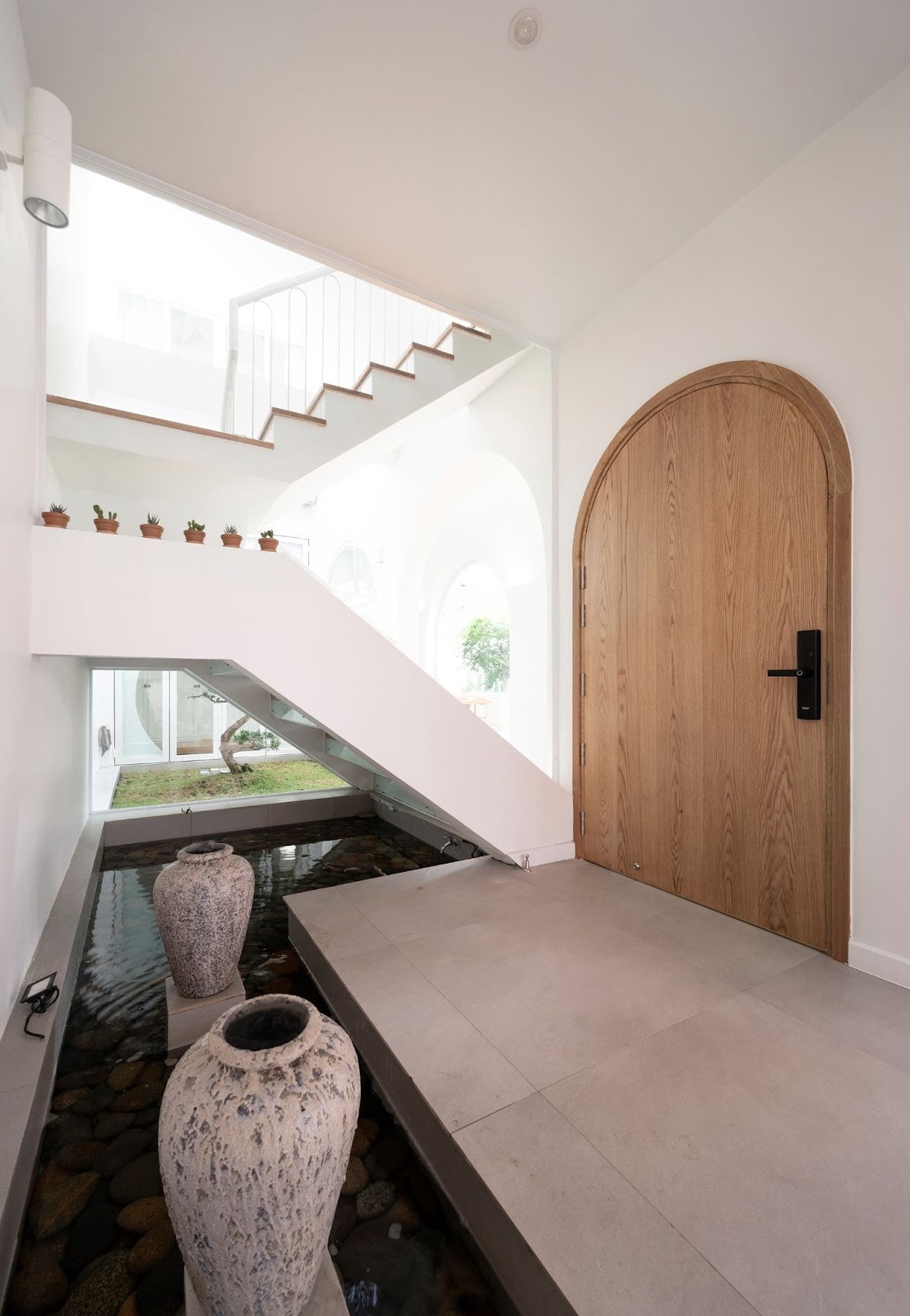 Không gian trong nhà được kết hợp hồ nhỏ giúp cho ngôi nhà luôn mát mẻ. kavya-house-tinh-gian-an-nhien-giua-long-do-thi-pau-architects-6.jpg