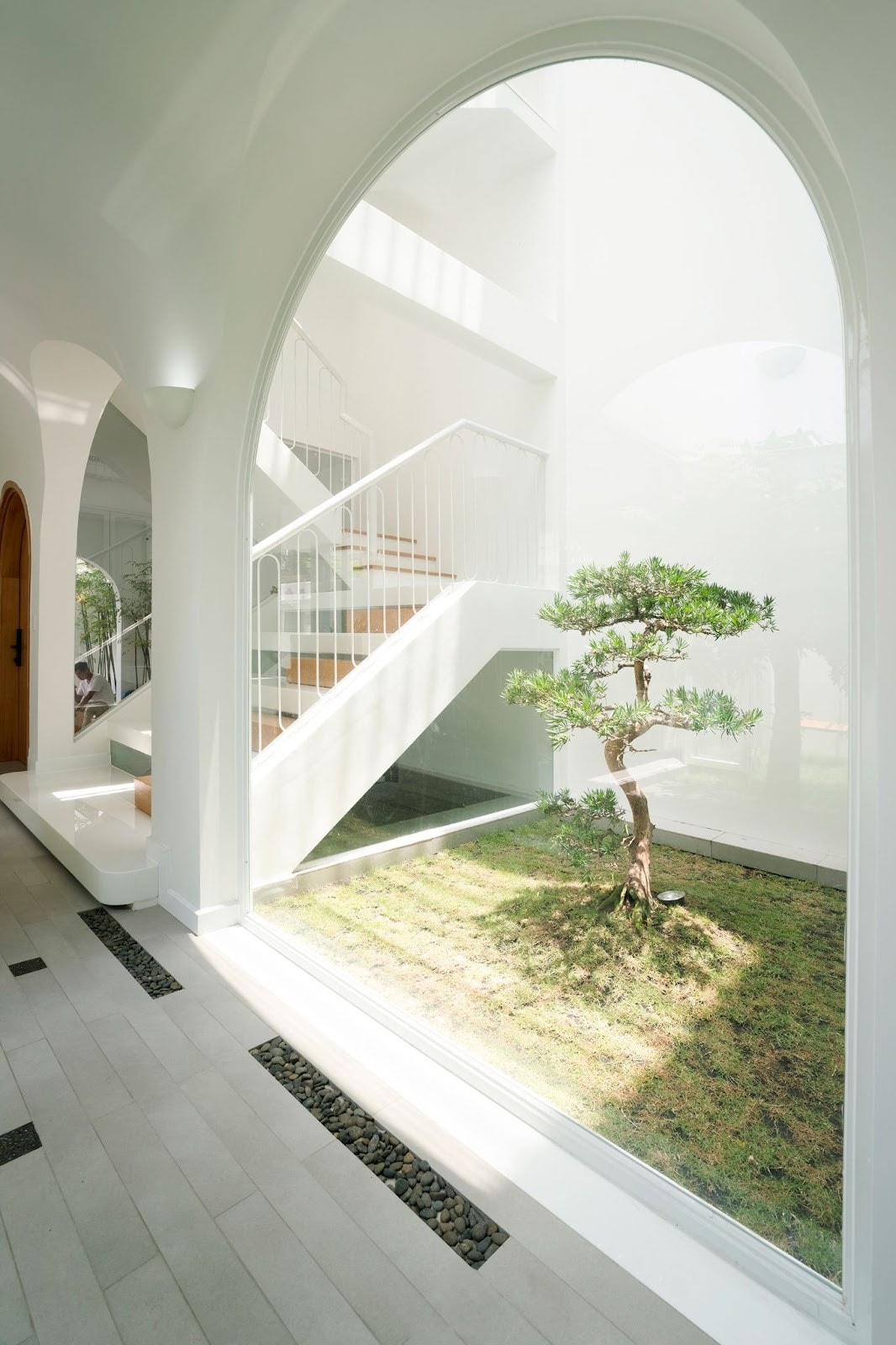 Giếng trời tạo ra một khoảng sân trong ngập nắng. kavya-house-tinh-gian-an-nhien-giua-long-do-thi-pau-architects-5.jpg