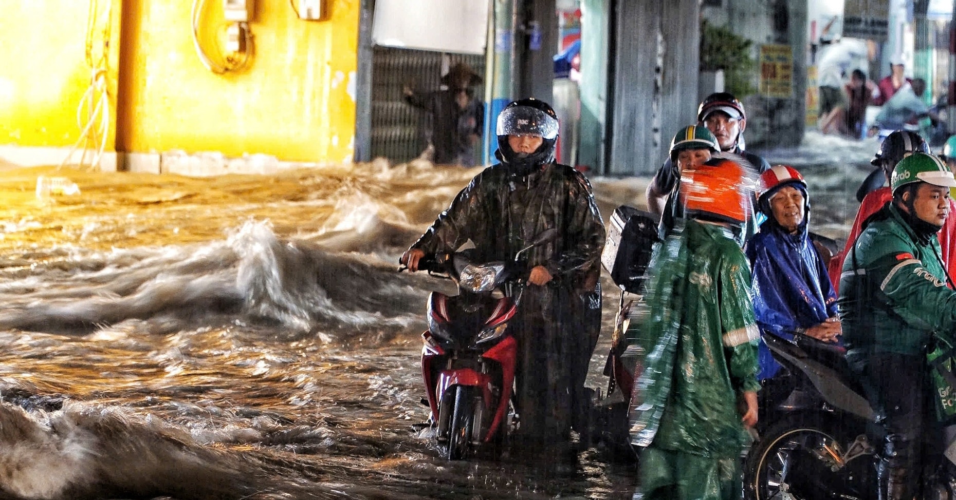 Nhiều khu vực mưa to cục bộ vào chiều tối và đêm nay, miền Bắc đến 80mm