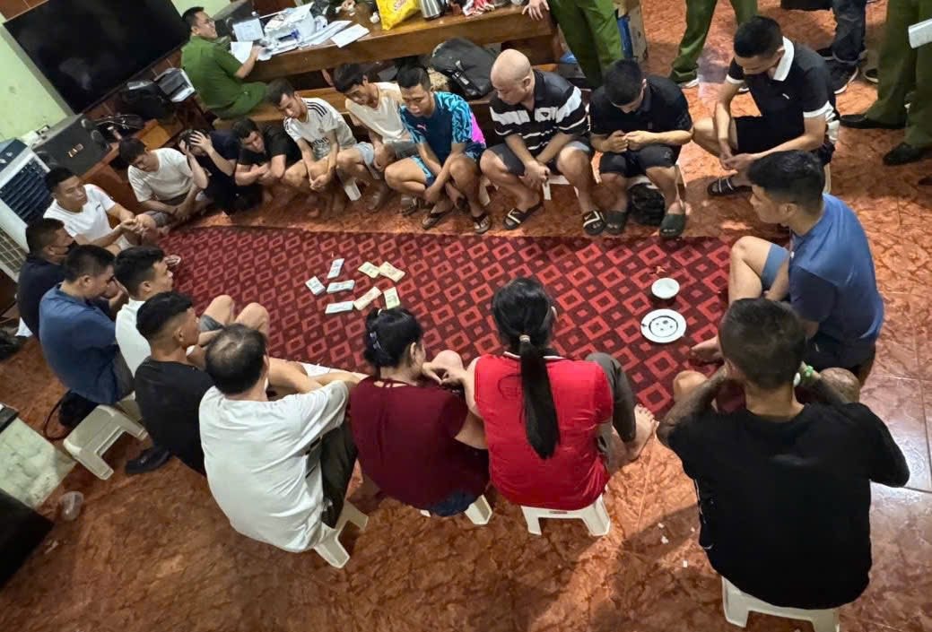 Đột kích xới bạc ‘khủng’ ở Phú Thọ, cảnh sát kêu gọi Nguyễn Văn Thiết đầu thú Đột kích xới bạc ‘khủng’ ở Phú Thọ, cảnh sát kêu gọi Nguyễn Văn Thiết đầu thú