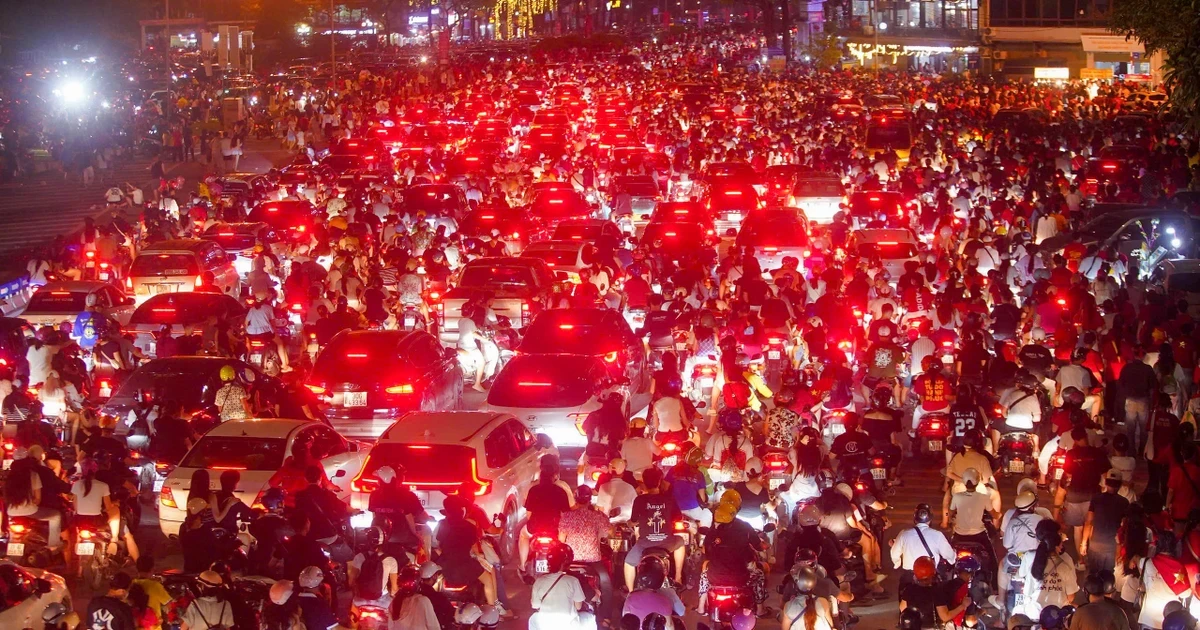 Cảnh chưa từng có ở Mỹ Đình lúc nửa đêm