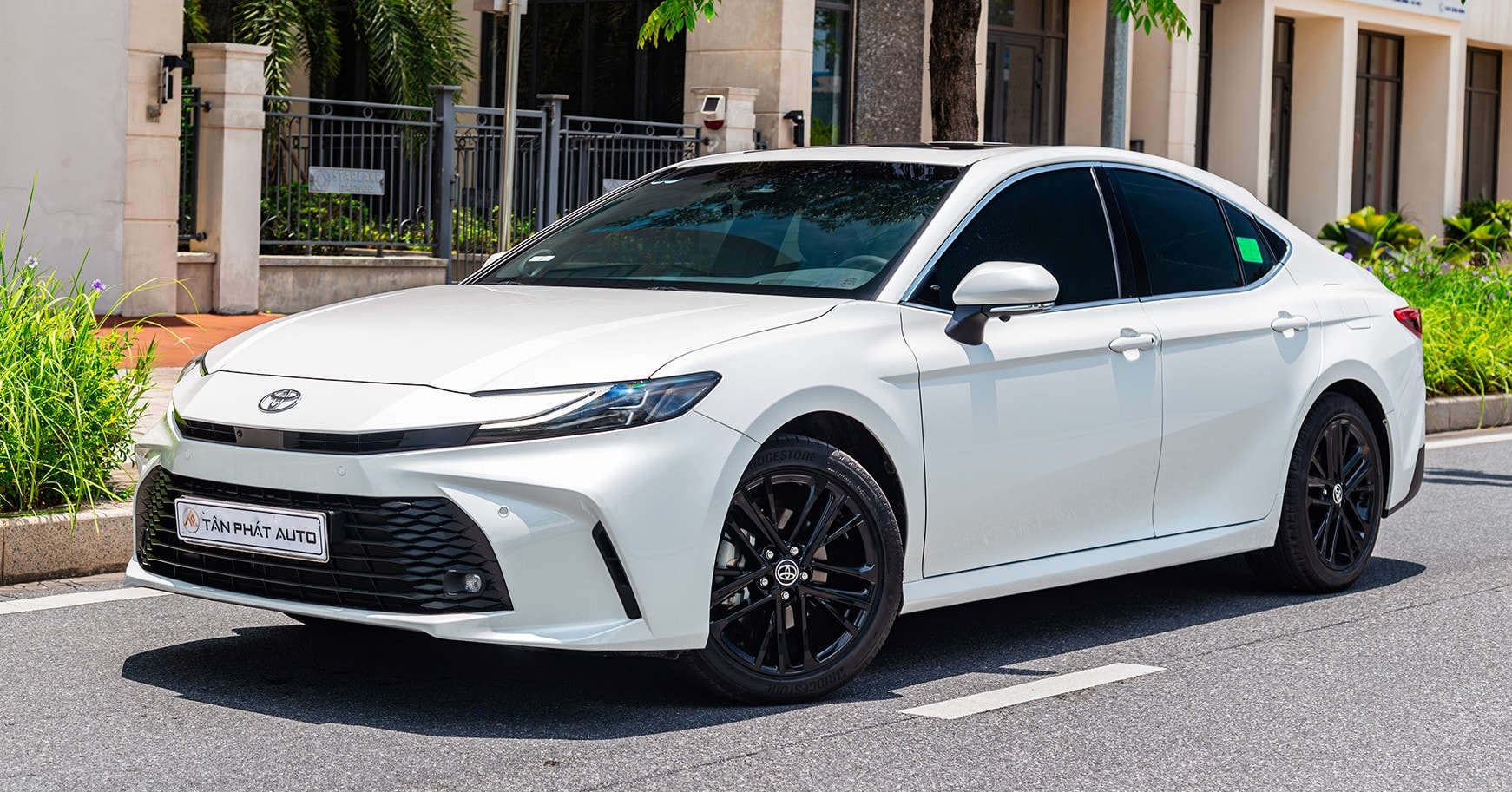 Toyota Camry mới cứng vừa lăn bánh 850km trong 1 tháng, chủ xe bán lỗ 150 triệu