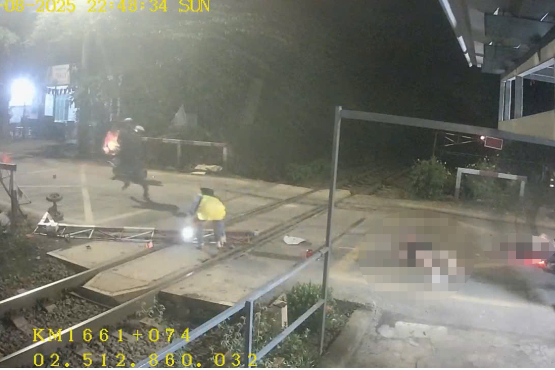 Thêm một vụ thanh niên phóng xe máy ‘thông chốt’ đường sắt, 2 người bị thương Thêm một vụ thanh niên phóng xe máy ‘thông chốt’ đường sắt, 2 người bị thương