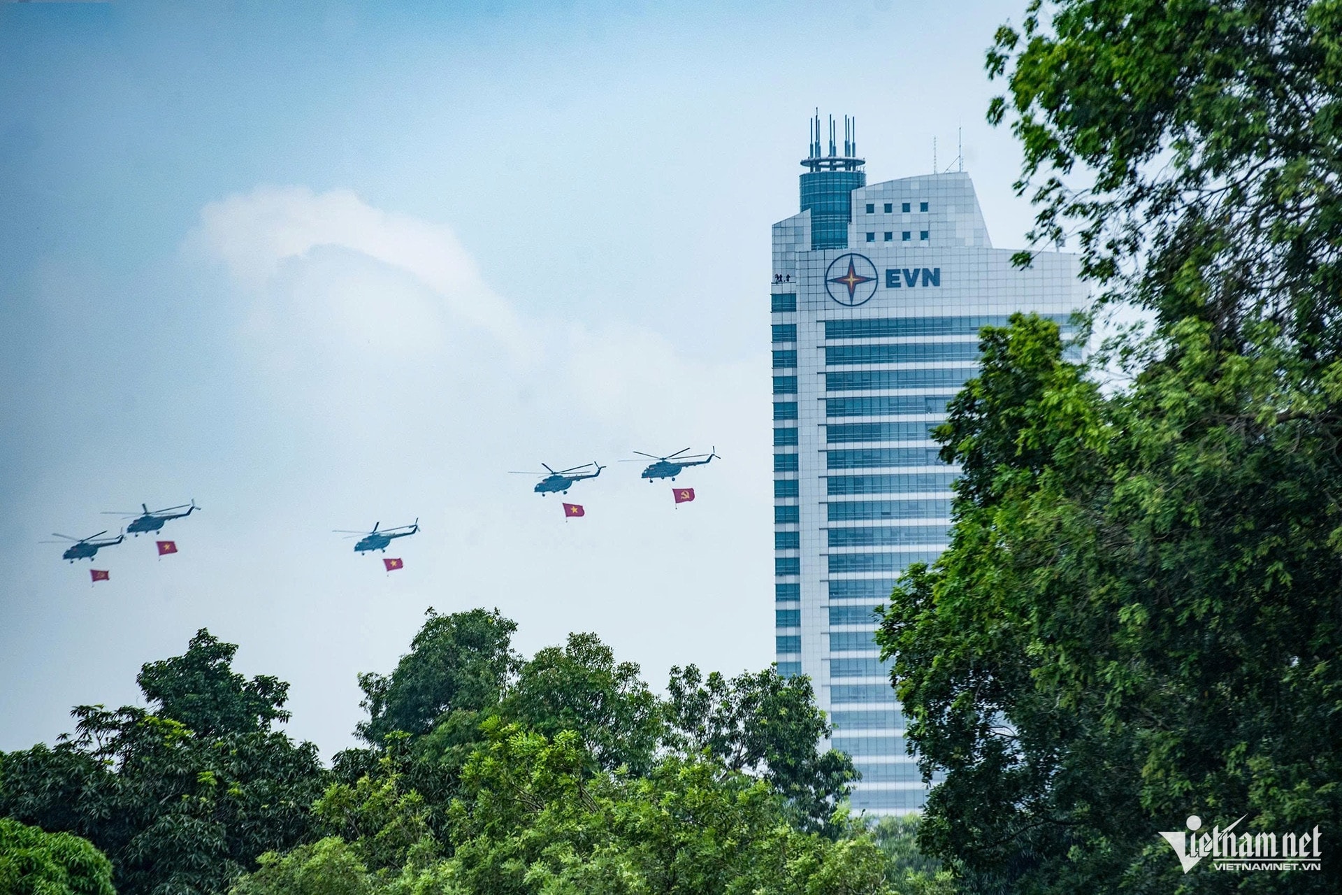 Hai sân bay đồng loạt ‘phóng’ phi cơ quân sự hướng về Quảng trường Ba Đình Hai sân bay đồng loạt ‘phóng’ phi cơ quân sự hướng về Quảng trường Ba Đình