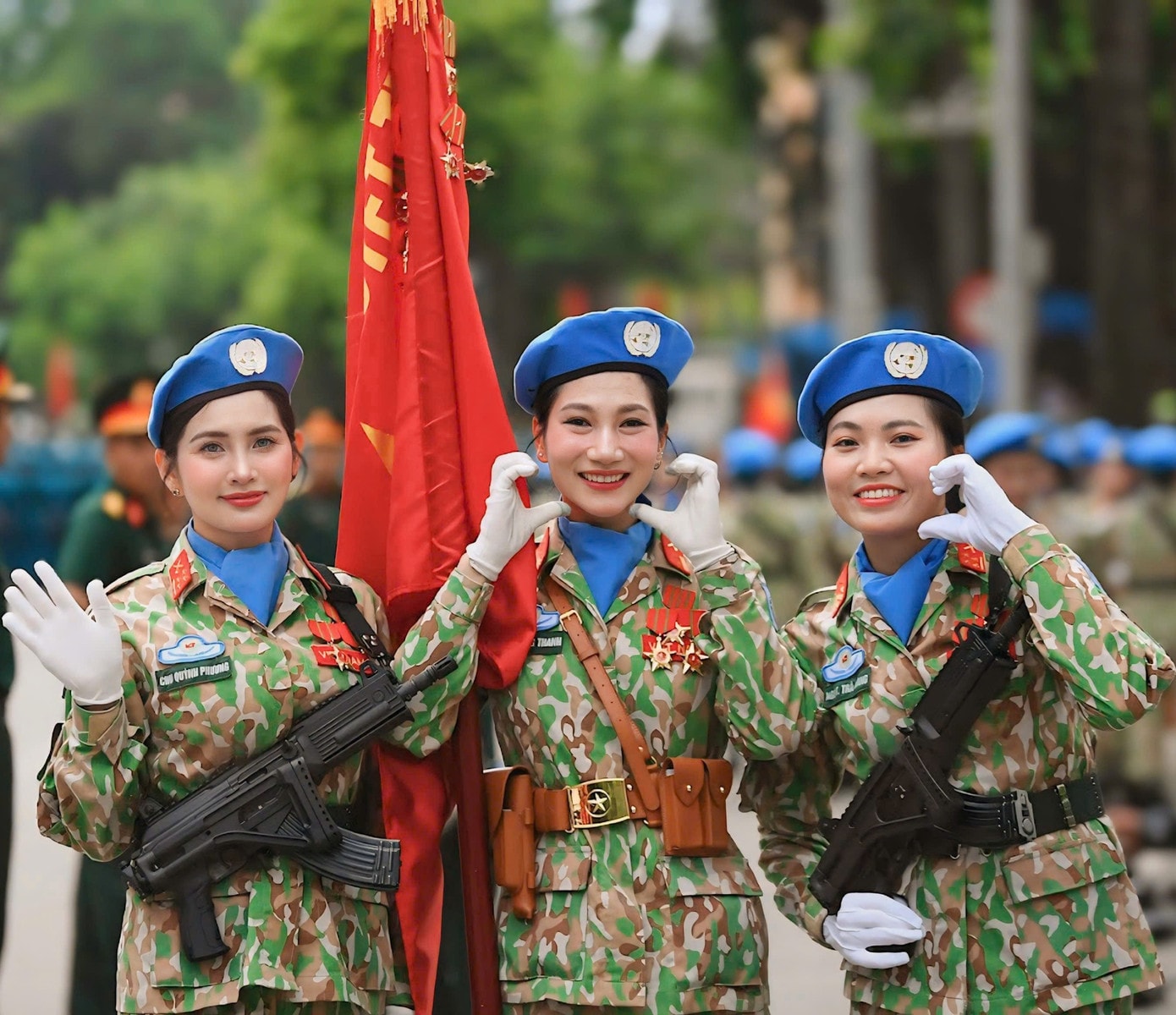 Trong đội hình diễu binh A80, trung úy Phương ở vị trí bảo vệ Quân kỳ của Khối nữ chiến sĩ gìn giữ hòa bình Việt Nam. z6959199850961-bf8071dab954d244a394fd23f4b815c6.jpg